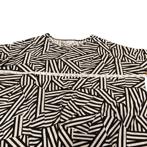 𝅺LULAROE Irma Short Sleeve Top - Picture 5 of 8